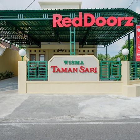 Reddoorz Near Stadion 45 Karanganyar Karanganyar  Exterior foto