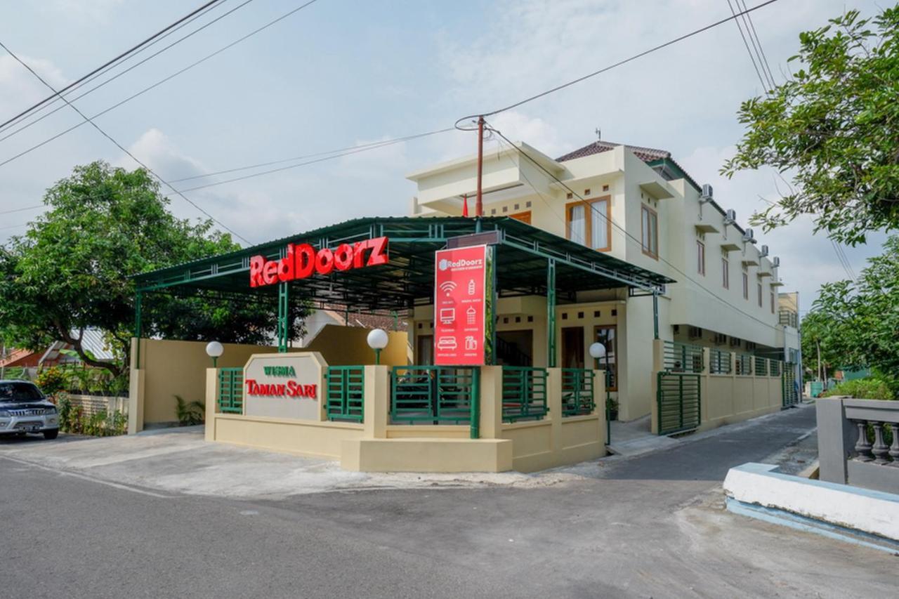 Reddoorz Near Stadion 45 Karanganyar Karanganyar  Exterior foto