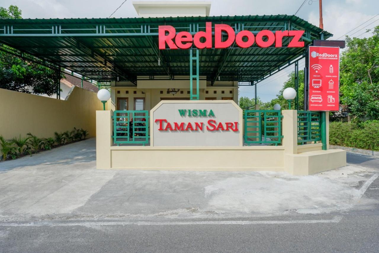 Reddoorz Near Stadion 45 Karanganyar Karanganyar  Exterior foto